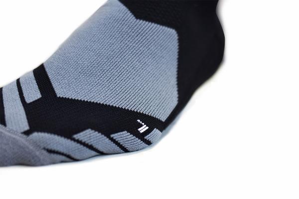 Z3R0D - Chaussettes hautes noires avec logo blanc pour la course à pied et le vélo. 